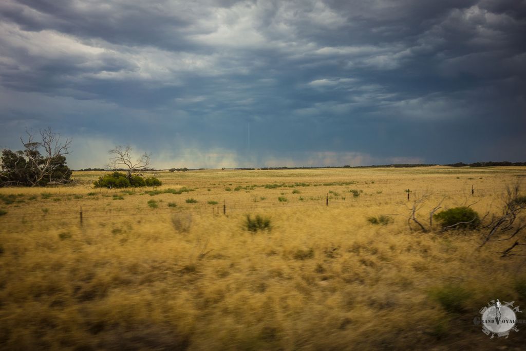 Plus le temps passe, plus cela devient aride. Au loin, un orage. Plus le temps passe, plus cela devient aride. Au loin, un orage.