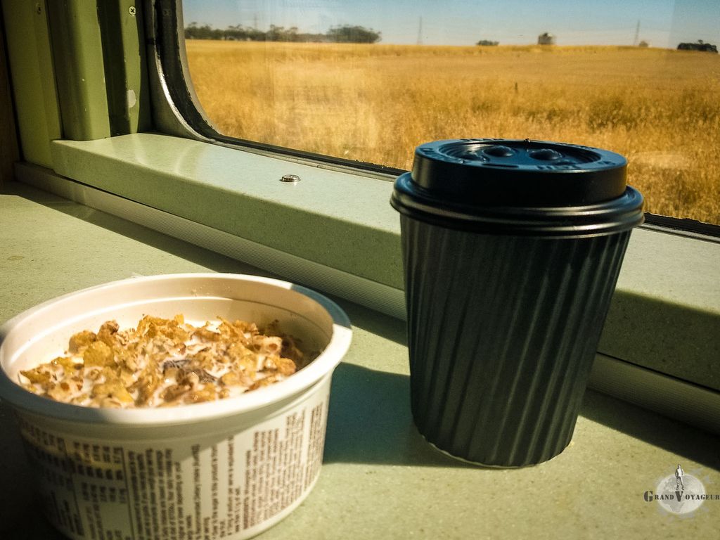 Café et céréales du matin à bord du train direction Adélaïde. Café et céréales du matin à bord du train direction Adélaïde.