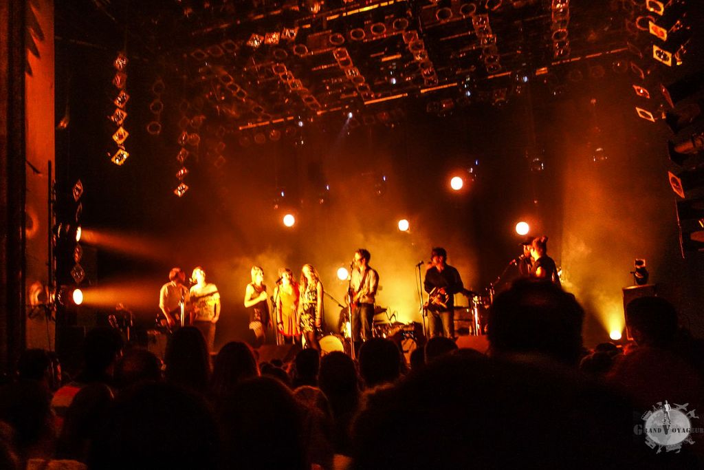 Au milieu, Louis-Jean Cormier (flou). Autour, ses amis (flous aussi). LA révélation pour moi. Au milieu, Louis-Jean Cormier (flou). Autour, ses amis (flous aussi). LA révélation pour moi.