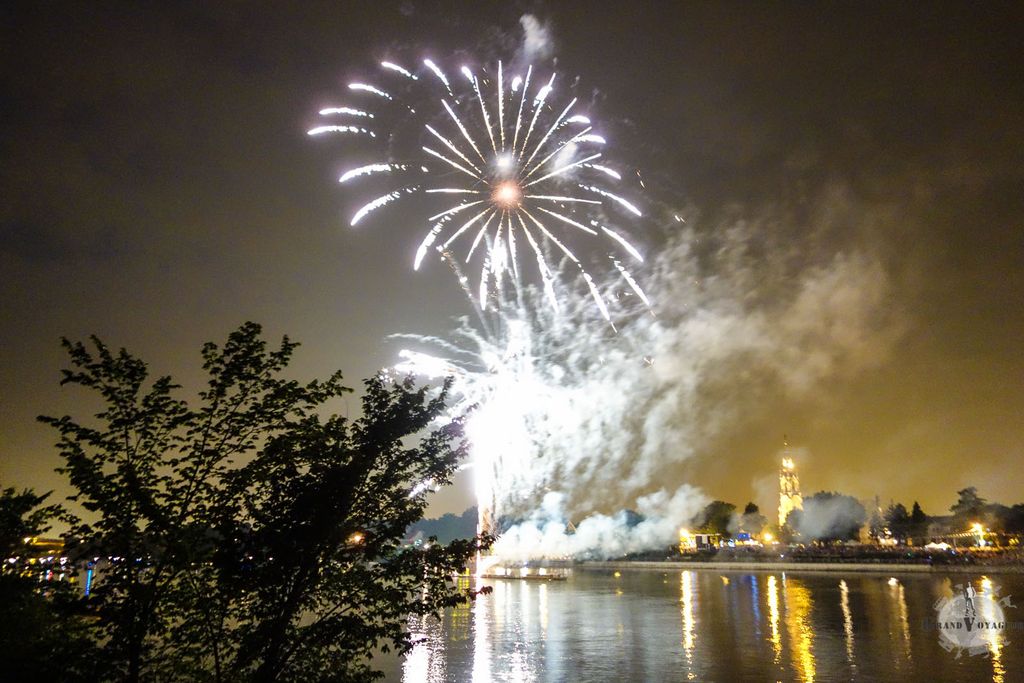Feu d'artifice sur la rivière Richelieu pour la Saint Jean-Baptiste. C'est toujours classe un feu sur l'eau Feu d'artifice sur la rivière Richelieu pour la Saint Jean-Baptiste. C'est toujours classe un feu sur l'eau