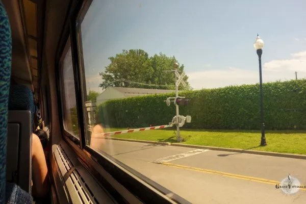 Au Canada et aux USA, les passages à niveaux ne sont apparemment pas suffisants. Les chauffeurs de train s'en donnent à cœur joie à klaxonner à toute intersection et tout virage. Au début ça dérange la quiétude du voyage. Après aussi. Au Canada et aux USA, les passages à niveaux ne sont apparemment pas suffisants. Les chauffeurs de train s'en donnent à cœur joie à klaxonner à toute intersection et tout virage. Au début ça dérange la quiétude du voyage. Après aussi.
