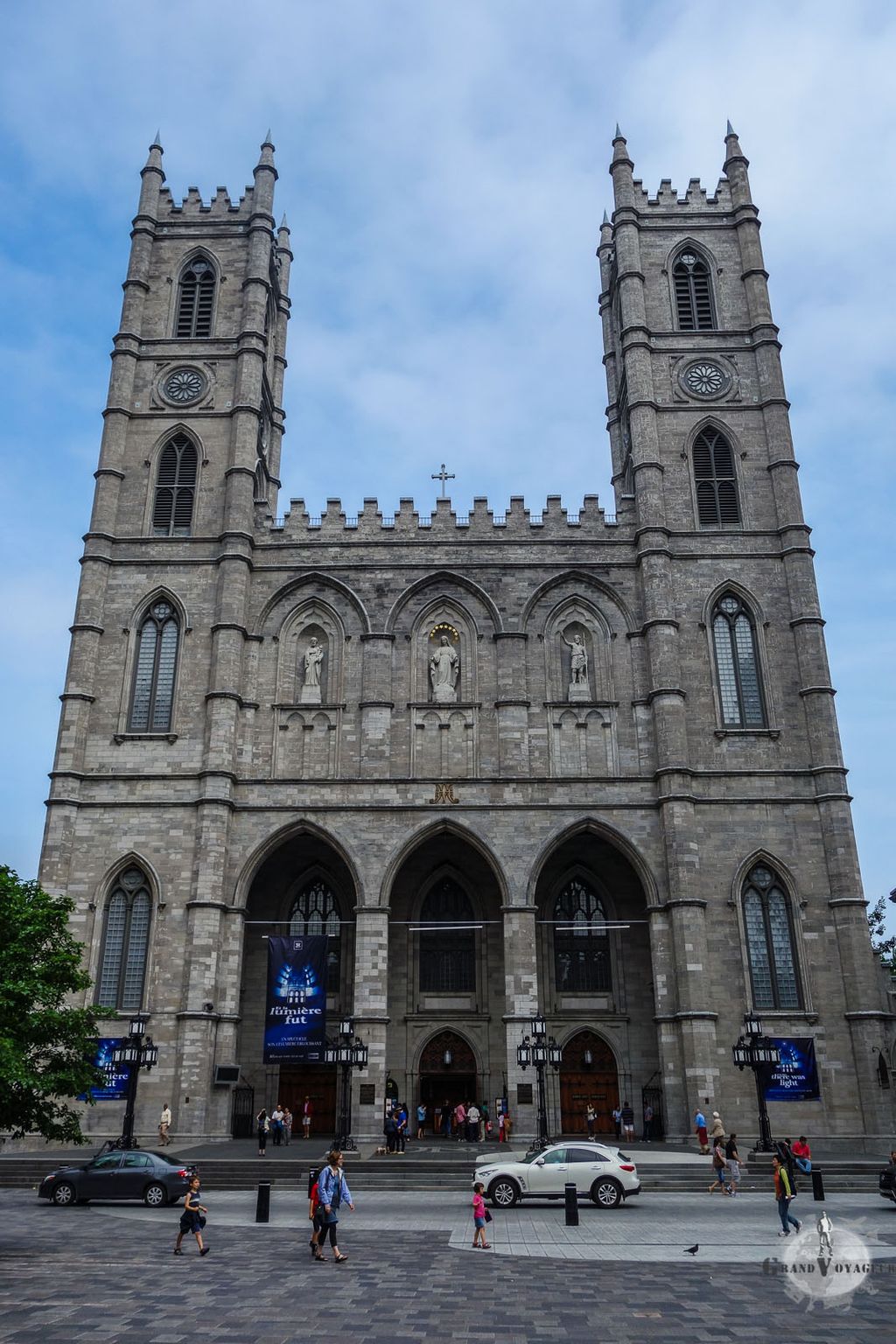 La Basilique Notre Dame de Montréal. Elle a peut-être essayé de se faire passer pour sa consœur parisienne en imitant son nom et en reprenant ses deux tours ? La Basilique Notre Dame de Montréal. Elle a peut-être essayé de se faire passer pour sa consœur parisienne en imitant son nom et en reprenant ses deux tours ?