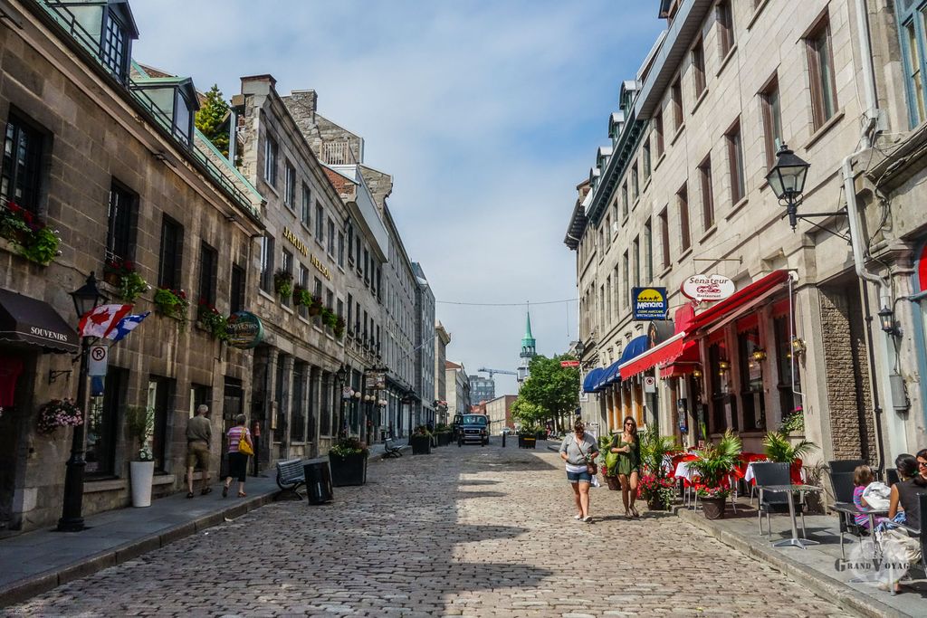 Une des rues piétonnes autour de la place Jacques Cartier dans la vieille ville. Une des rues piétonnes autour de la place Jacques Cartier dans la vieille ville.