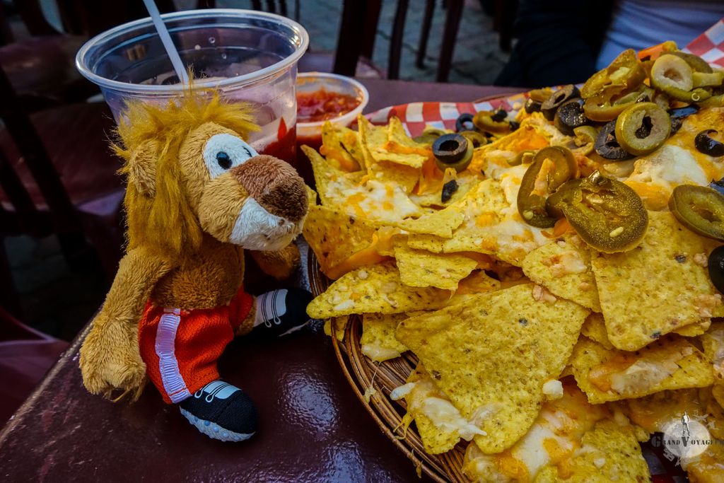 T-Chat aussi aime les nachos au fromage fondu avec des jalapeños T-Chat aussi aime les nachos au fromage fondu avec des jalapeños