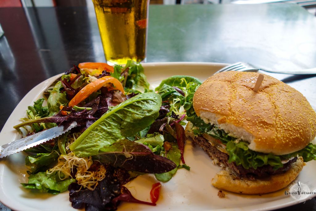 Après l'effort à marcher dans la ville, rien ne vaut un bon burger à la viande de bison. Après l'effort à marcher dans la ville, rien ne vaut un bon burger à la viande de bison.