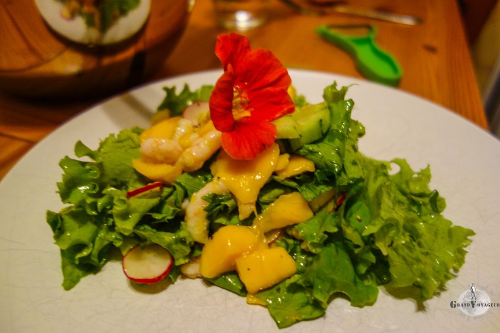 Salade aux capucines. et aux mangues Je n'avais jamais mangé de capucines auparavant. C'est un délice. Salade aux capucines. et aux mangues Je n'avais jamais mangé de capucines auparavant. C'est un délice.