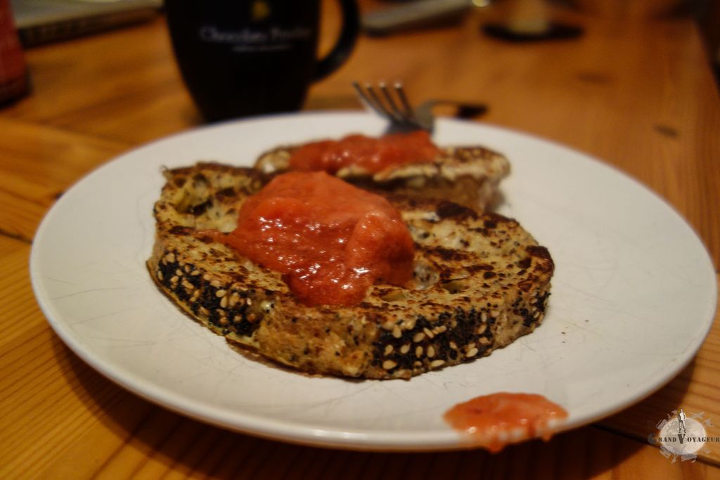 Du pain (au sésame) perdu avec de la confiture... miam !! Du pain (au sésame) perdu avec de la confiture... miam !!