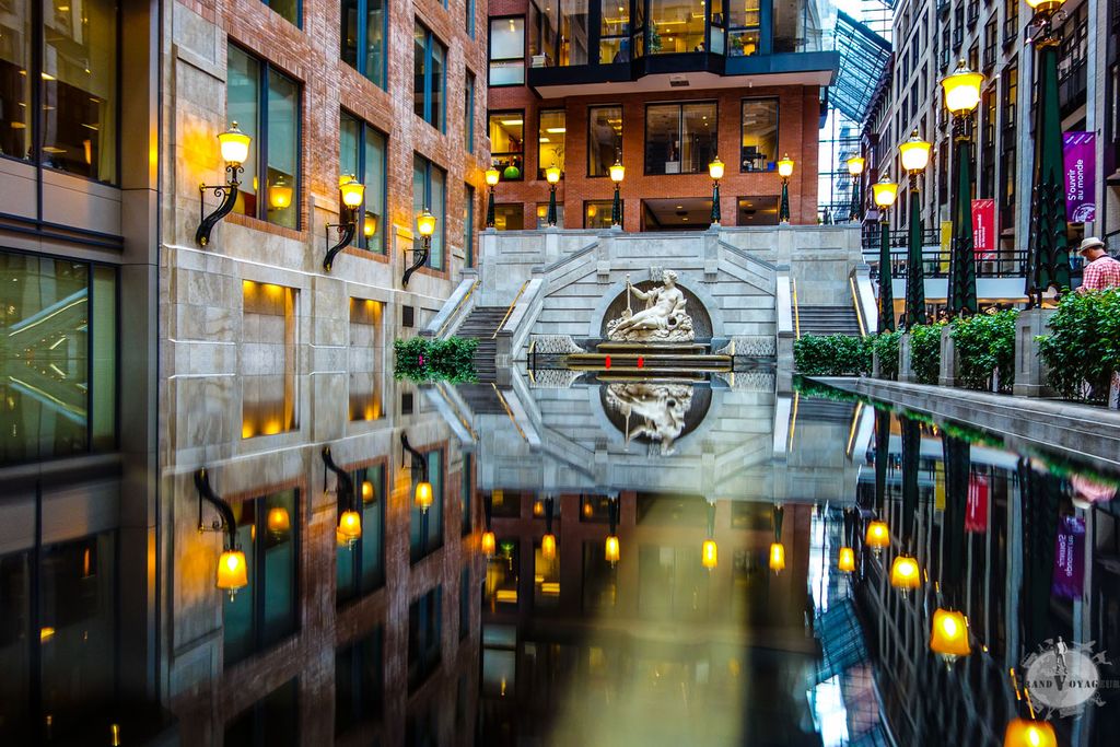 Pour éviter la pluie, je me réfugie dans une galerie commerciale et tombe sur ce miroir d'eau. Pour éviter la pluie, je me réfugie dans une galerie commerciale et tombe sur ce miroir d'eau.