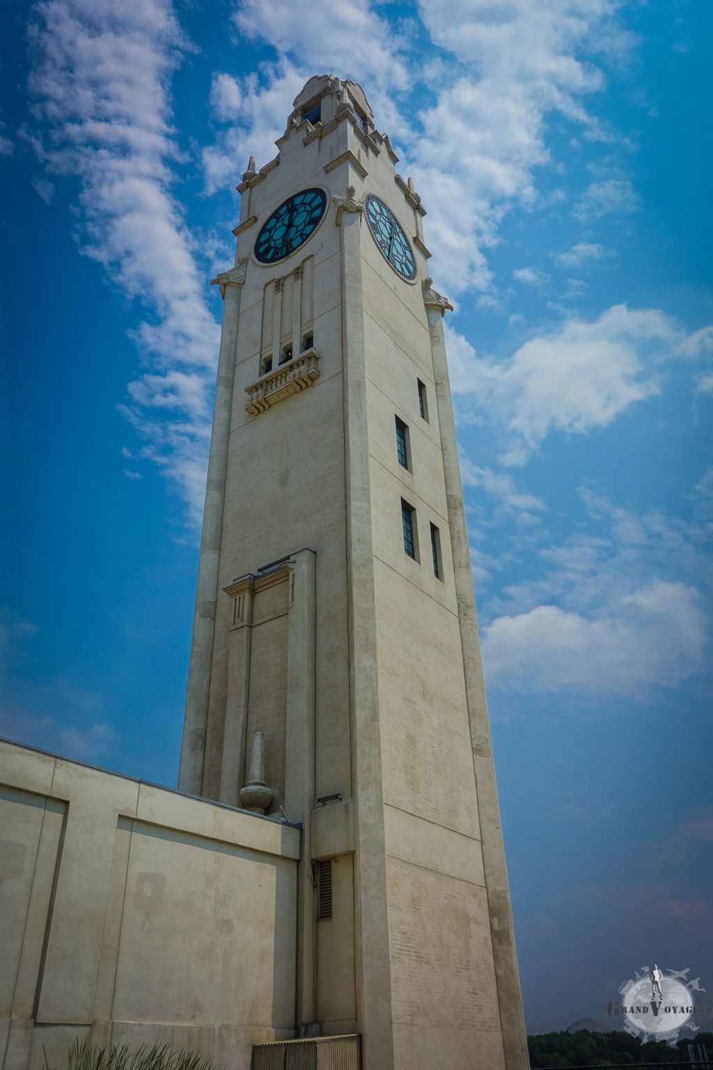 Le parc s'appelle le parc de l'Horloge. Allez, je me lance et prédis qu'il s'agit de la tour de l'Horloge. Le parc s'appelle le parc de l'Horloge. Allez, je me lance et prédis qu'il s'agit de la tour de l'Horloge.