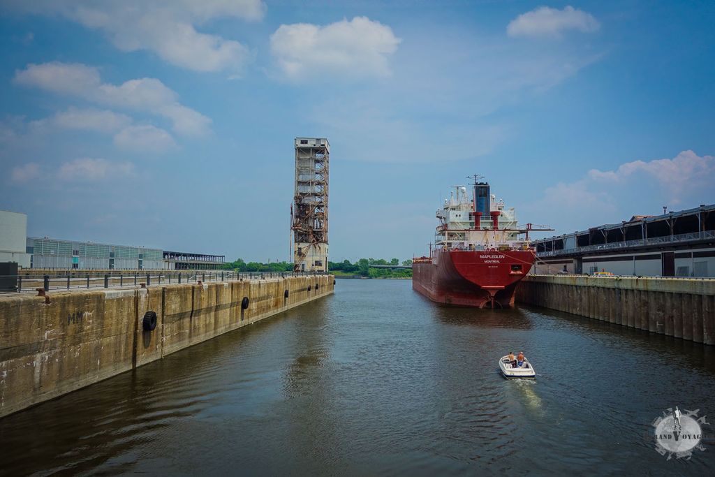 Un petit bateau part à l'assaut de plus gros que lui. Un petit bateau part à l'assaut de plus gros que lui.
