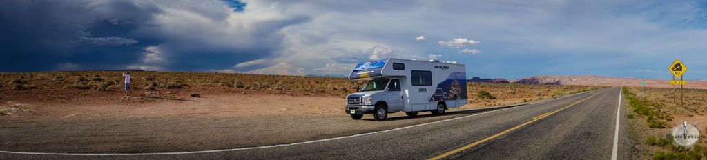 A gauche, un orage. A droite, l'immensité du désert de l'Arizona. Au milieu notre monture solitaire. On croise les doigts pour ne pas tomber en panne.