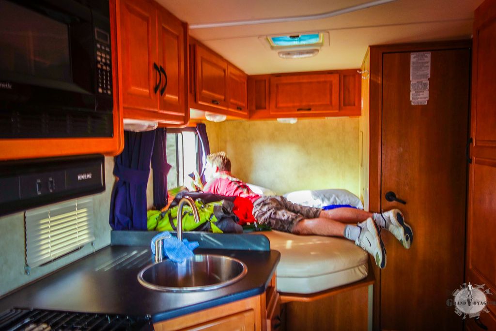 Alors qu'on roule, Matthieu en position de reporter de safari. Sauf que là, ce ne sont pas des lions mais des gros bouts de pierres qu'on chasse.