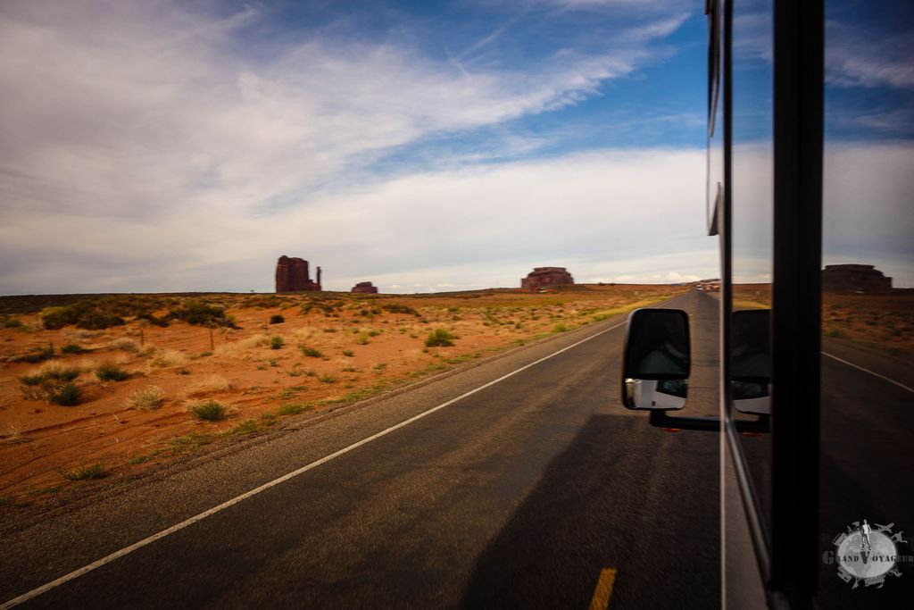 Le camping car intrépide chevauche le désert de l'Arizona en terre Navajo.
