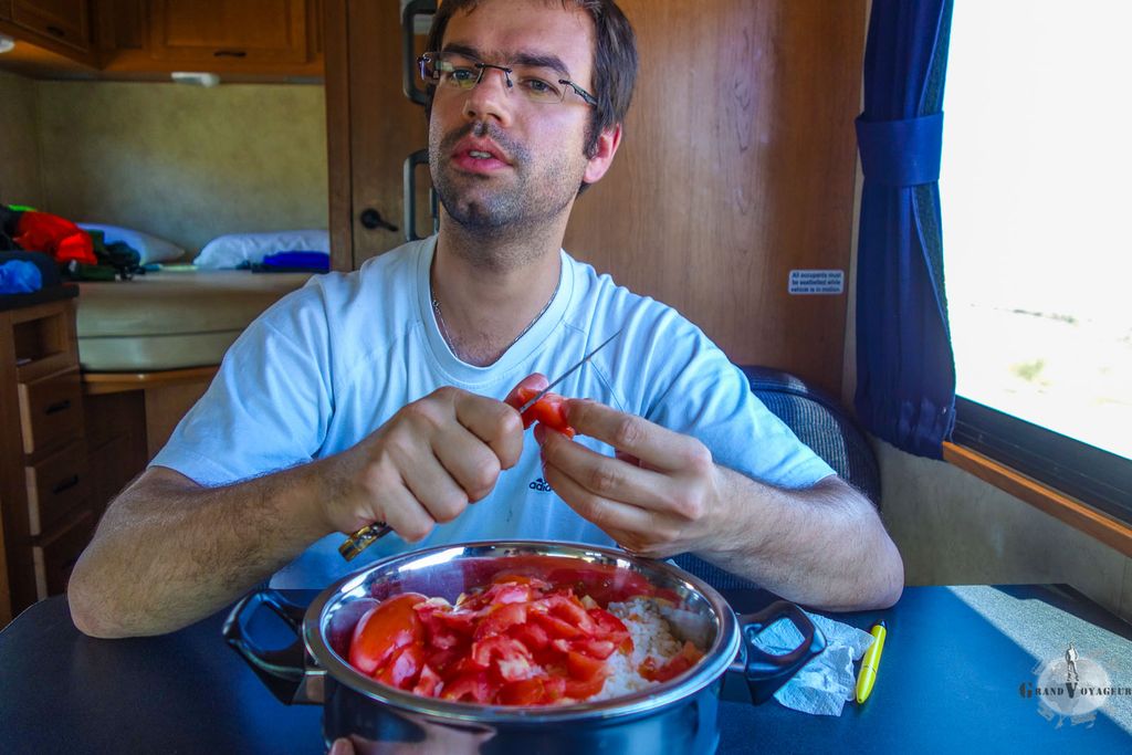 Ce n'est pas parce qu'on roule qu'on ne peut pas préparer une salade de riz-tomates en même temps.