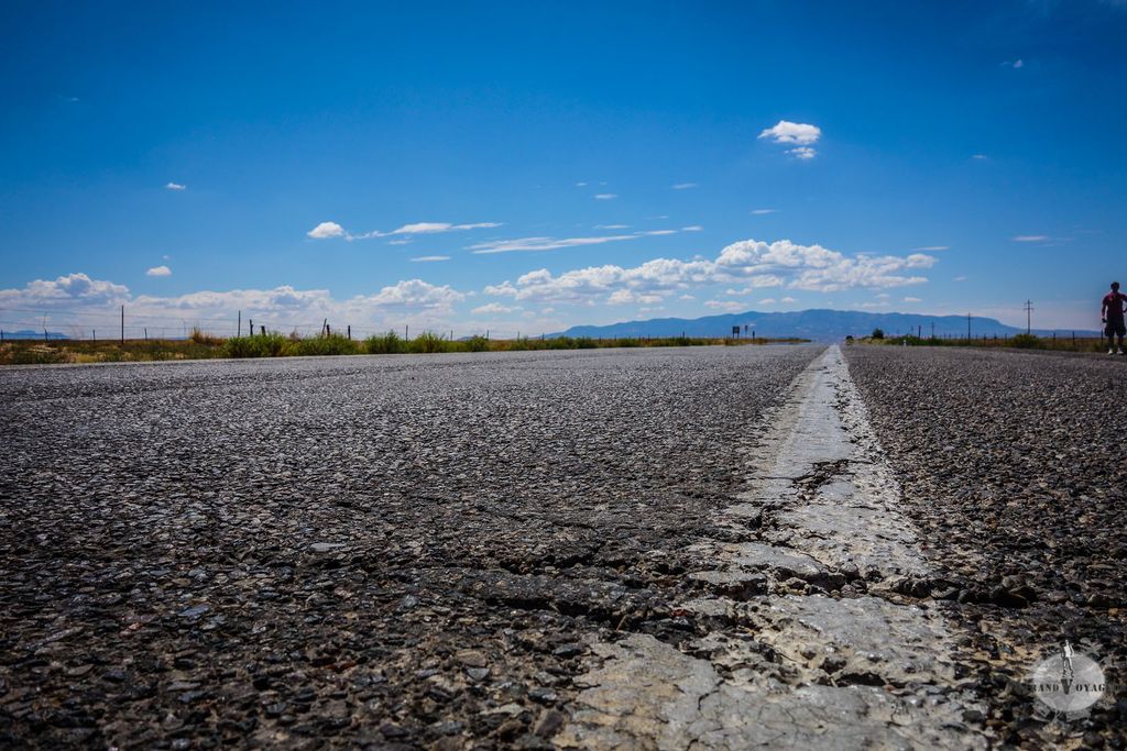 La route (droite !) craquelle sous la chaleur désertique.