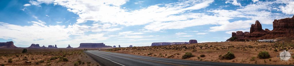 Panoramique sur la route à Monument Valley au pied du camping