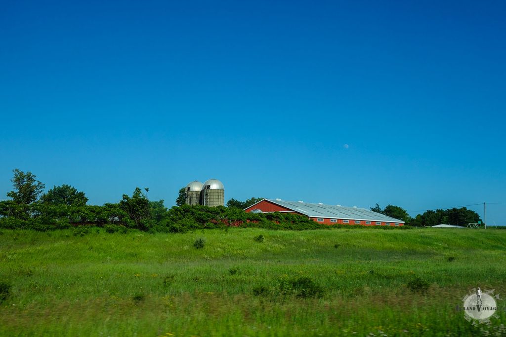 Oh une ferme avec ses 2 silos ronds. Comme dans les films !! Oh une ferme avec ses 2 silos ronds. Comme dans les films !!