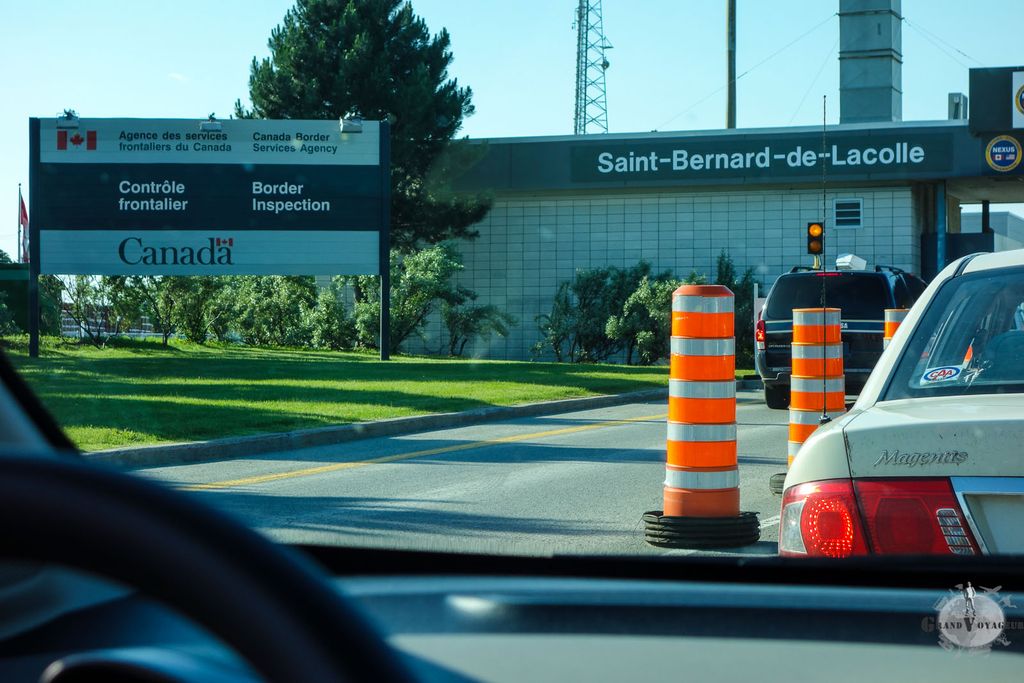 Poste frontière US/Canada de Saint-Bernard-de-Lacolle. Pas de doute on entre en territoire francophone ! Poste frontière US/Canada de Saint-Bernard-de-Lacolle. Pas de doute on entre en territoire francophone !