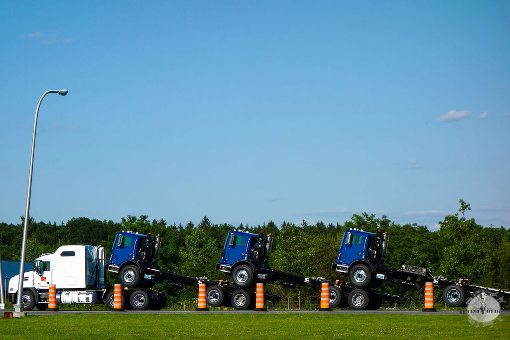 Pose les deux pieds en canard, C'est la chenille qui se prépare, En voitur' les voyageurs, La chenill' part toujours à l'heure (air connu) Pose les deux pieds en canard, C'est la chenille qui se prépare, En voitur' les voyageurs, La chenill' part toujours à l'heure (air connu)