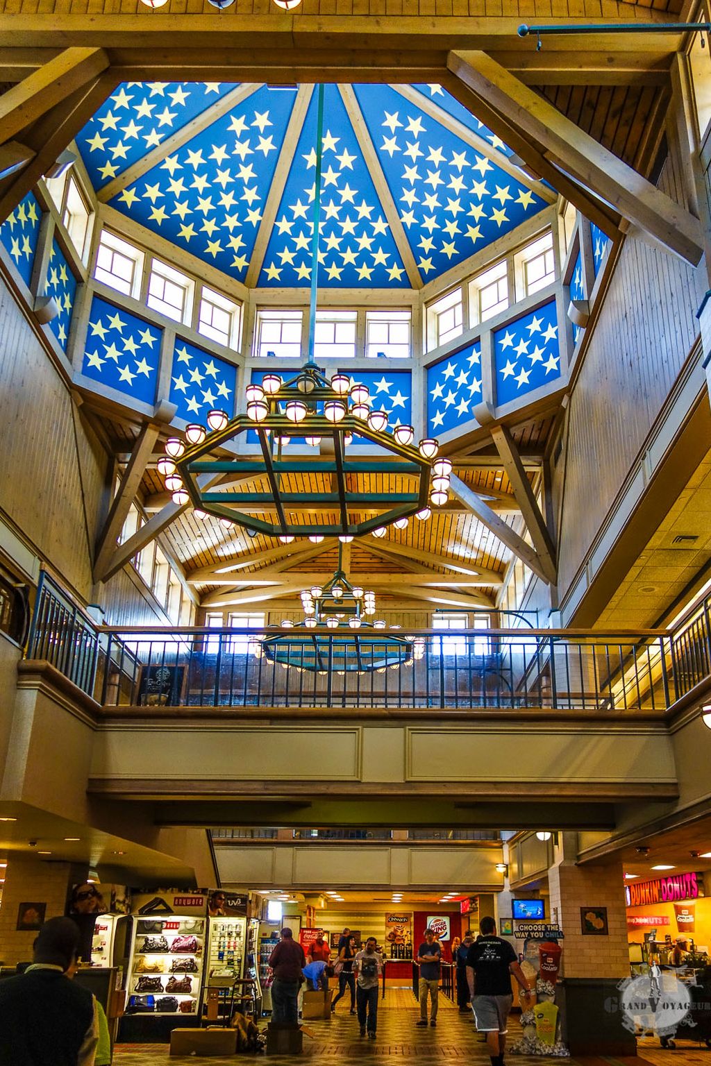 Les malls sur une aire d'autoroute. Des cathédrales à l'américaine. Les malls sur une aire d'autoroute. Des cathédrales à l'américaine.