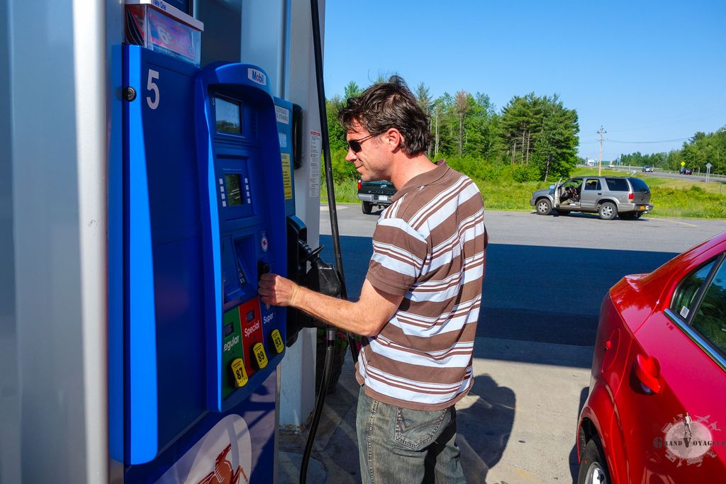 On fait le plein avant de rentrer au Canada. A 70 cts d'euros le litre, ça vaut quand même le coup. On fait le plein avant de rentrer au Canada. A 70 cts d'euros le litre, ça vaut quand même le coup.
