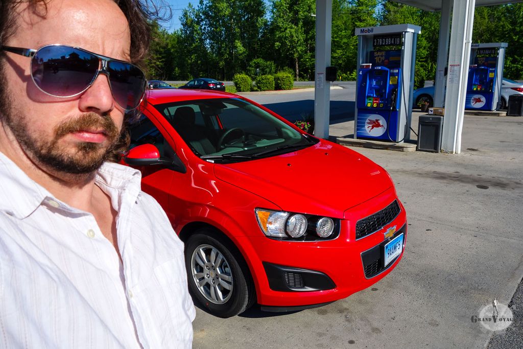 Ce n'est pas parce qu'on n'a pas le permis qu'on ne peut pas faire son kéké avec une voiture rouge. Ce n'est pas parce qu'on n'a pas le permis qu'on ne peut pas faire son kéké avec une voiture rouge.