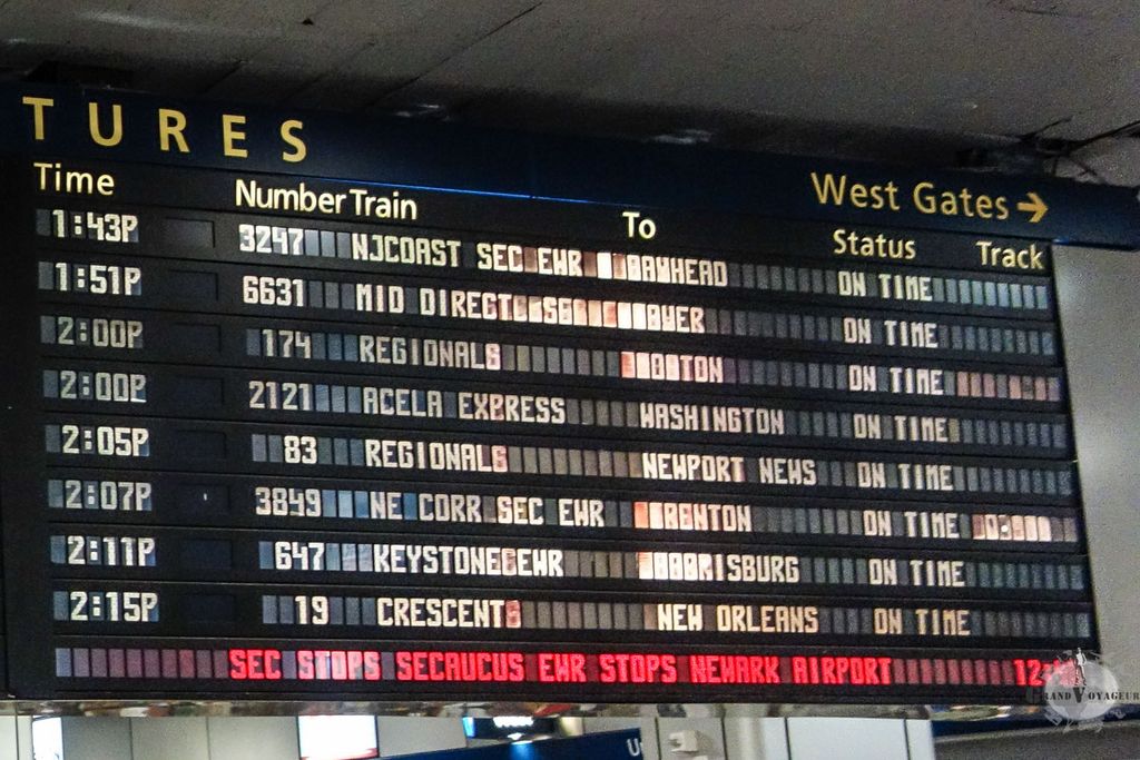 Le train numéro 19, le Crescent, direction la Nouvelle Orléans est prévu à l'heure. Le train numéro 19, le Crescent, direction la Nouvelle Orléans est prévu à l'heure.