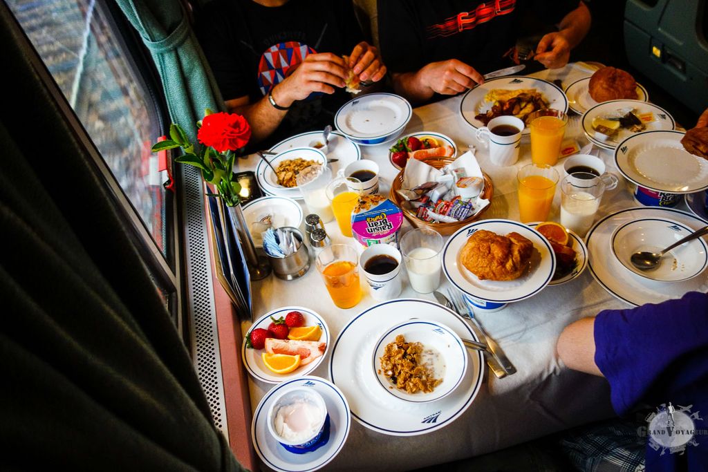 Petit déjeuner, re miam ! Petit déjeuner, re miam !