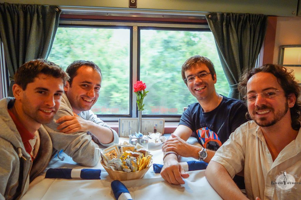 L'équipe au complet au moment du déjeuner. L'équipe au complet au moment du déjeuner.