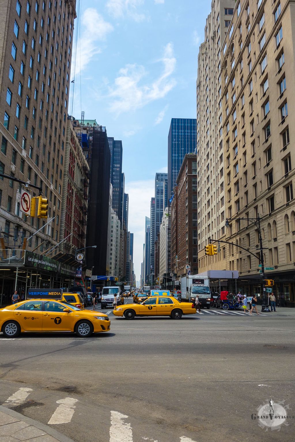 Depuis Central Park, de grandes avenues rectilignes partent en direction du Sud. Ici la 6e avenue. Depuis Central Park, de grandes avenues rectilignes partent en direction du Sud. Ici la 6e avenue.