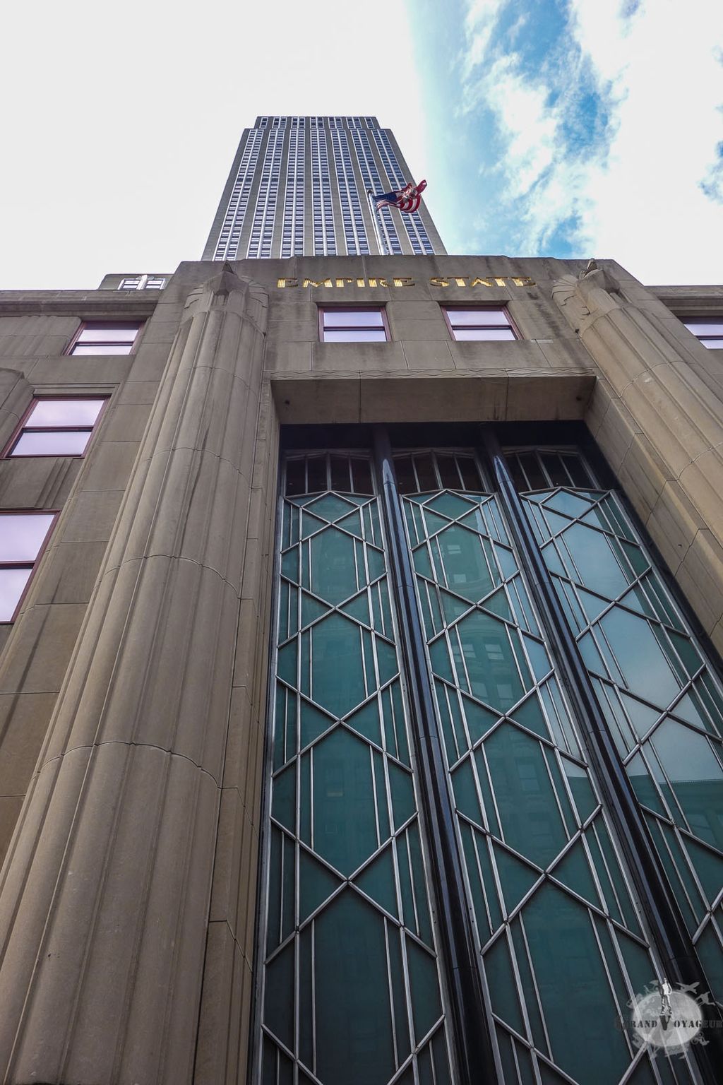 Au pied de l'Empire State Building, on ne se rend pas trop compte qu'il mesure 443 m ! Au pied de l'Empire State Building, on ne se rend pas trop compte qu'il mesure 443 m !