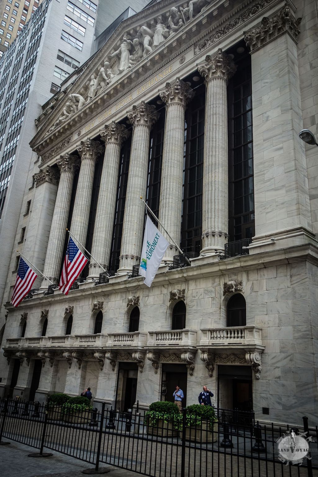 L'entrée de la Bourse de New York. Assez similaire à celle de Paris... L'entrée de la Bourse de New York. Assez similaire à celle de Paris...