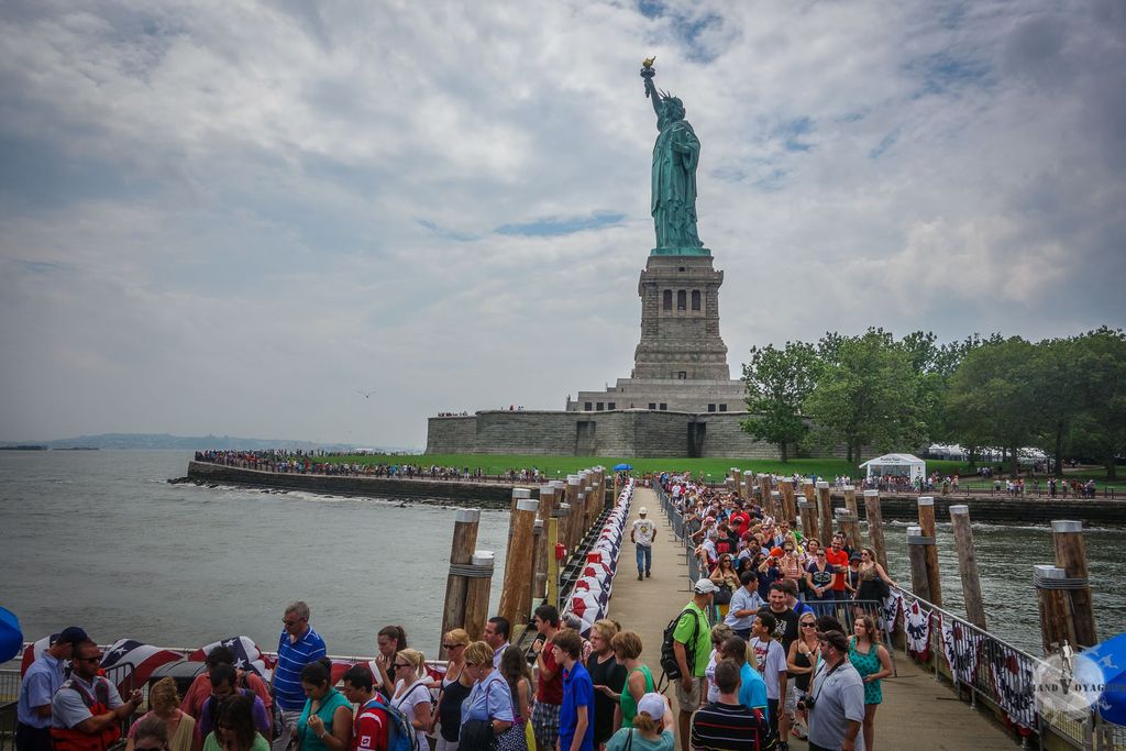On fait la queue pour rentrer. On n'est pas tout seul ! On fait la queue pour rentrer. On n'est pas tout seul !