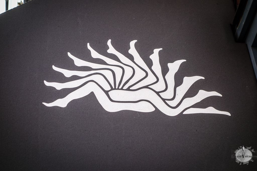 Logo d'une boutique... toujours pas compris ce qu'on y faisait à l'intérieur. Logo d'une boutique... toujours pas compris ce qu'on y faisait à l'intérieur.