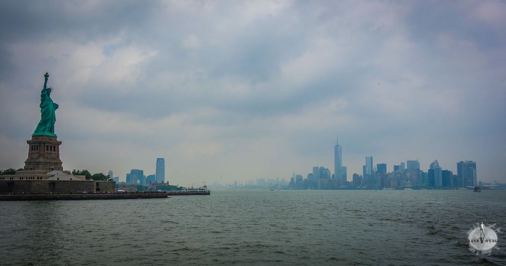 La Statue surveille les banquiers de Wall Street La Statue surveille les banquiers de Wall Street