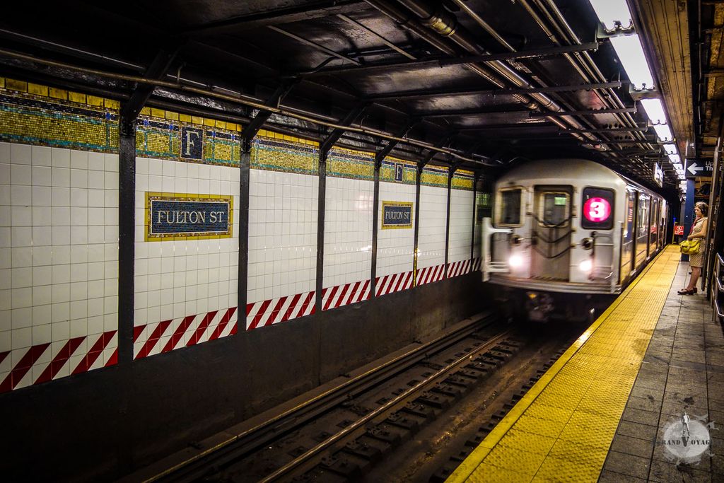 Éloignez-vous de la bordure du quai s'il vous plait ! Éloignez-vous de la bordure du quai s'il vous plait !
