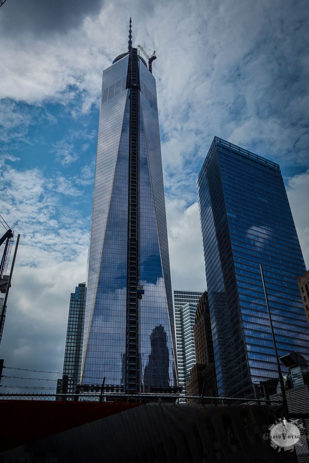 Nous voilà au pied... difficile à rendre en photo mais c'est vraiment VRAIMENT un gros machin ! Nous voilà au pied... difficile à rendre en photo mais c'est vraiment VRAIMENT un gros machin !