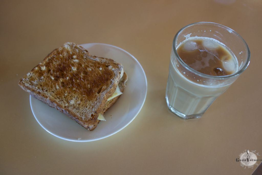 En général, le matin démarre au sandwich (influence hollandaise oblige) et au Iced Café (il fait chaud) En général, le matin démarre au sandwich (influence hollandaise oblige) et au Iced Café (il fait chaud)