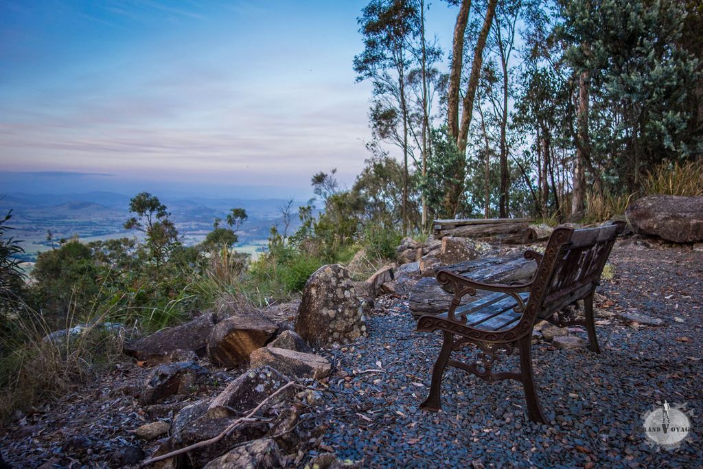 Un banc a été placé stratégiquement pour contempler la vallée. Un banc a été placé stratégiquement pour contempler la vallée.