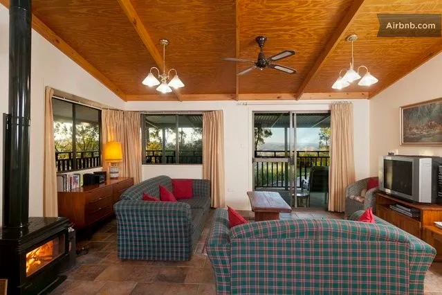 L'intérieur du Dreamtime. Bon, vu la chaleur, nous n'aurons pas besoin de faire marcher le poêle, mais il y a une bonne clim aussi (crédit: Airbnb). L'intérieur du Dreamtime. Bon, vu la chaleur, nous n'aurons pas besoin de faire marcher le poêle, mais il y a une bonne clim aussi (crédit: Airbnb).