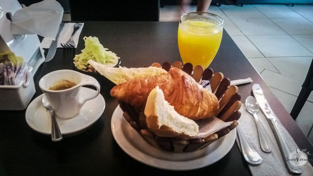 Qu'y a-t-il de meilleur qu'un expresso et un croissant avec trop de beurre ? Qu'y a-t-il de meilleur qu'un expresso et un croissant avec trop de beurre ?