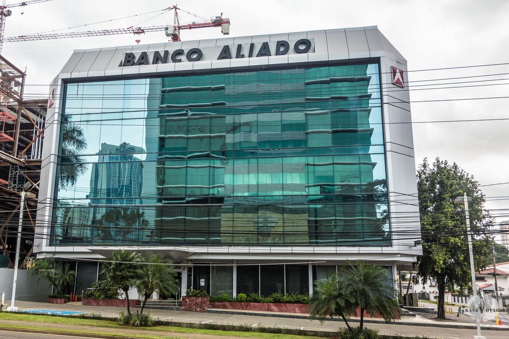 Derrière la forêt de fils électriques, Banco Aliado, banque panaméenne. Derrière la forêt de fils électriques, Banco Aliado, banque panaméenne.