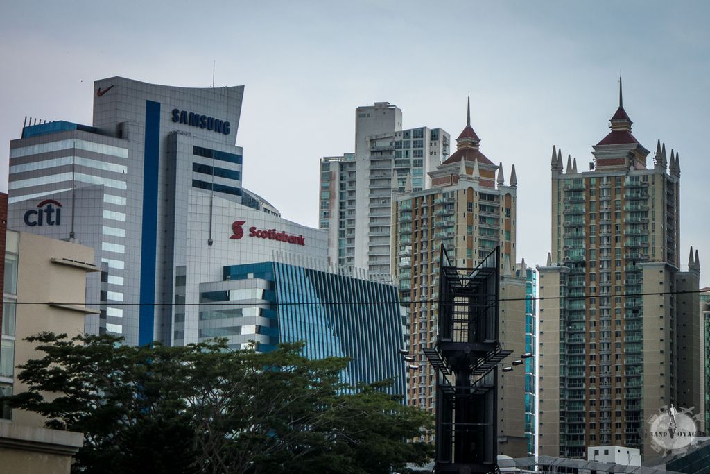 Citibank, banque américaine et Scotiabank, banque canadienne. Citibank, banque américaine et Scotiabank, banque canadienne.