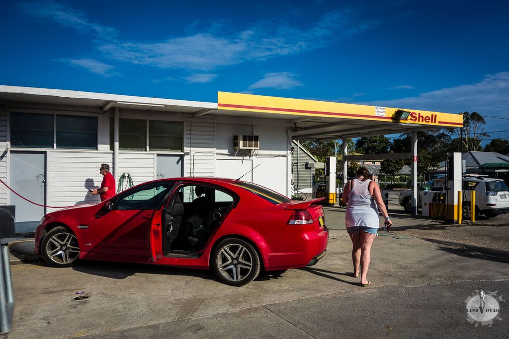 Il faut dire que notre voiture et son allure sportive est du coup très basse. Il faut dire que notre voiture et son allure sportive est du coup très basse.