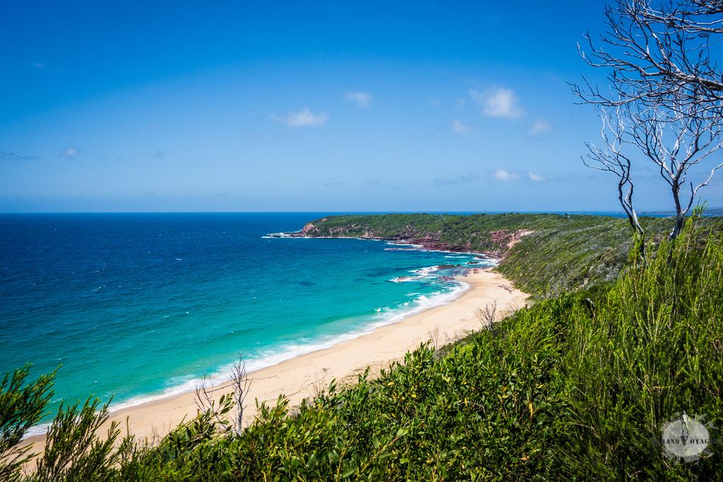 La plage semble pas mal et sauvage... c'eût été encore mieux si nous avions su comment y descendre ! La plage semble pas mal et sauvage... c'eût été encore mieux si nous avions su comment y descendre !