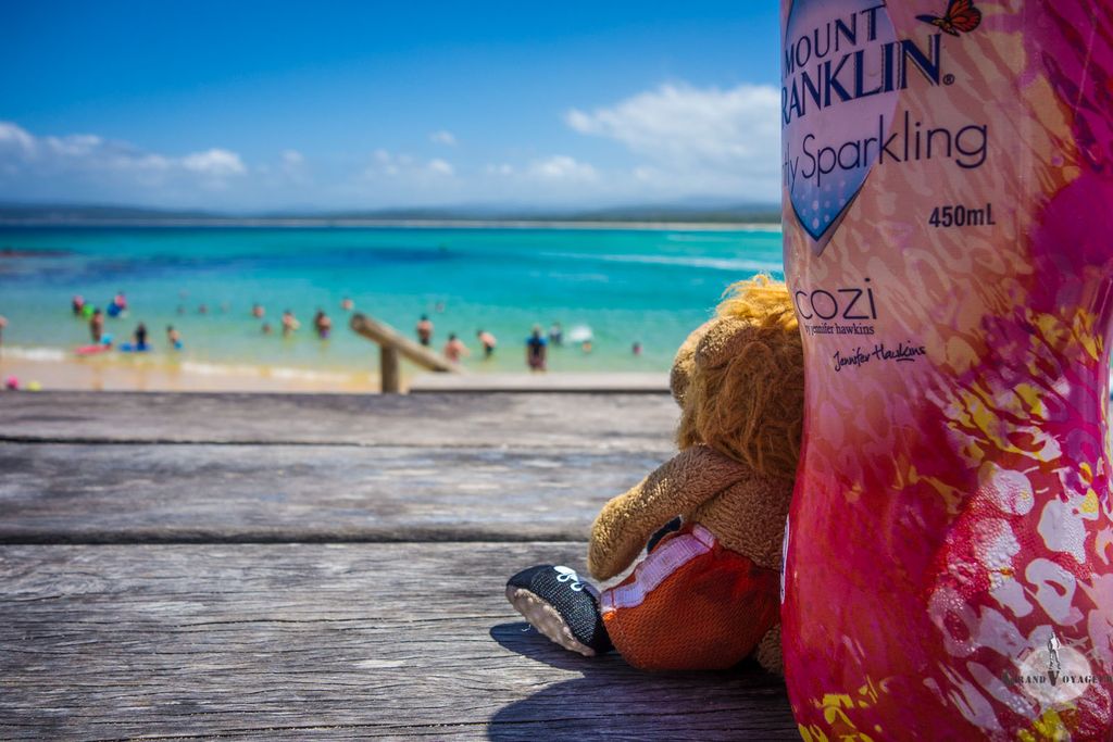 T-Chat lui est épuisé et se repose à l'ombre d'une bouteille. T-Chat lui est épuisé et se repose à l'ombre d'une bouteille.