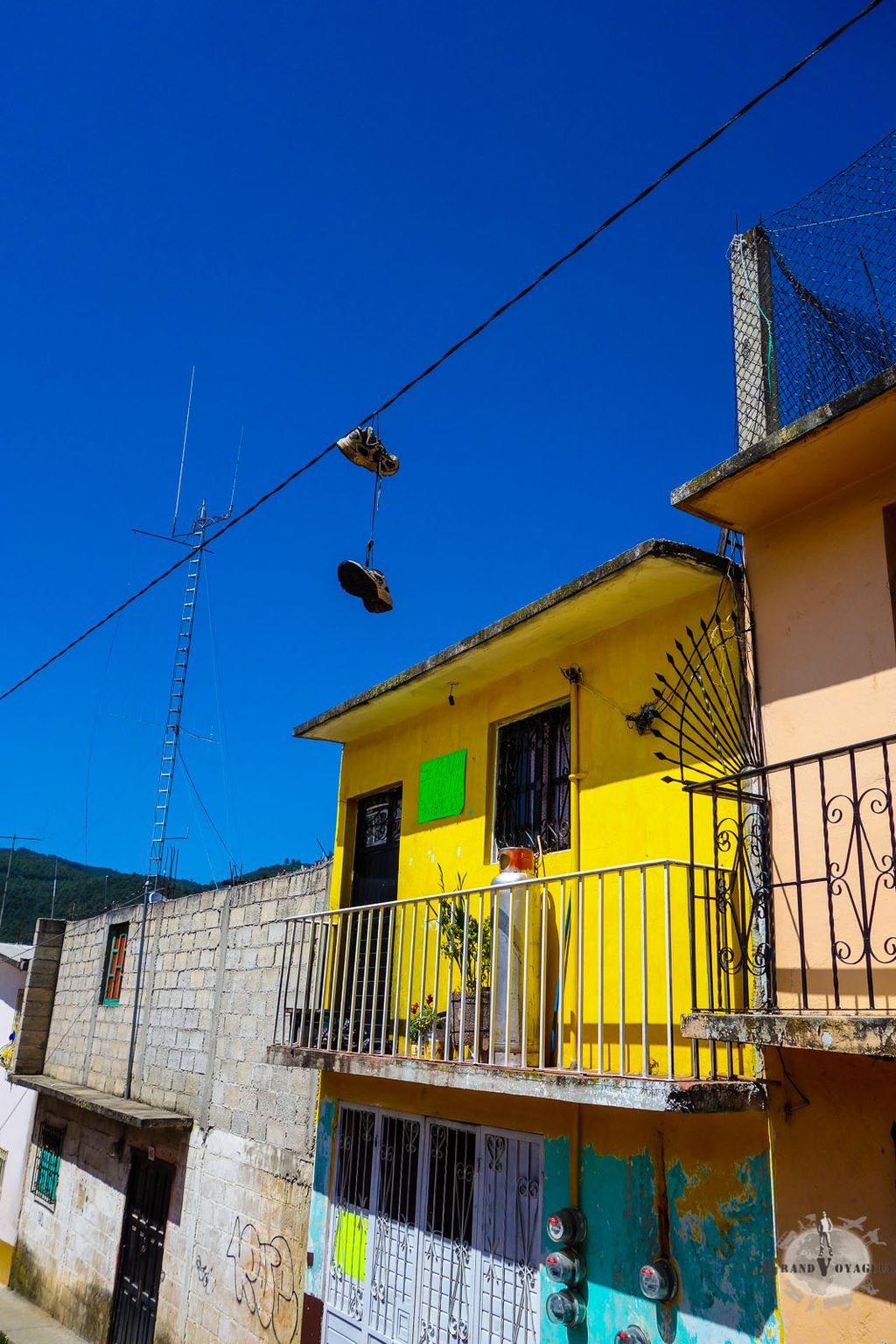 Comment ces chaussures sont arrivée là haut ?? Comment ces chaussures sont arrivée là haut ??