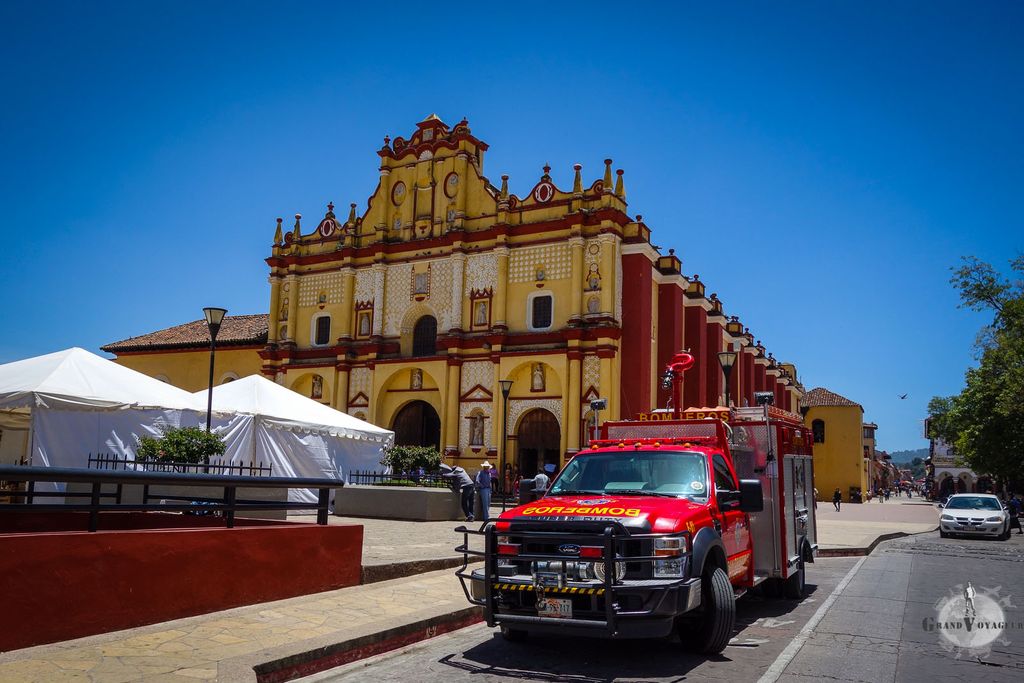 Cathédrale de San Cristóbal de las Casas accolée au Parque Central et son camion de pompier... on n'est jamais trop prudent. Cathédrale de San Cristóbal de las Casas accolée au Parque Central et son camion de pompier... on n'est jamais trop prudent.