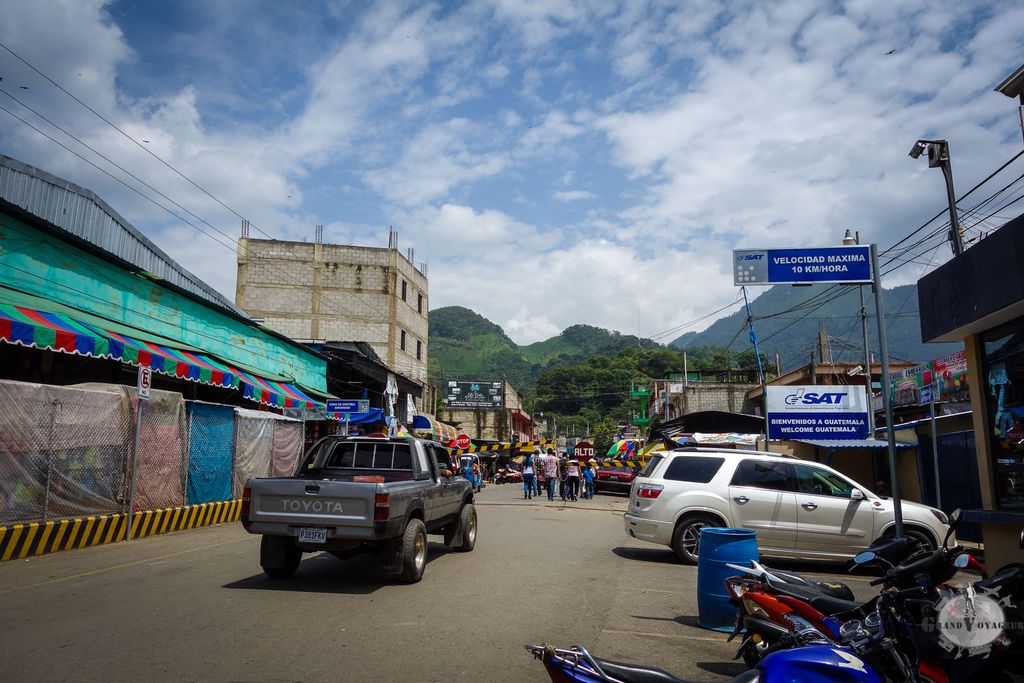 Le poste frontière, fermé. Le poste frontière, fermé.