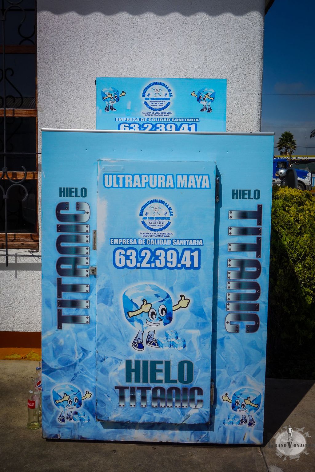 Un distributeur de glaçons Titanic ? Ca aurait dû me mettre la puce à l'oreille que cette journée allait être un naufrage. Un distributeur de glaçons Titanic ? Ca aurait dû me mettre la puce à l'oreille que cette journée allait être un naufrage.